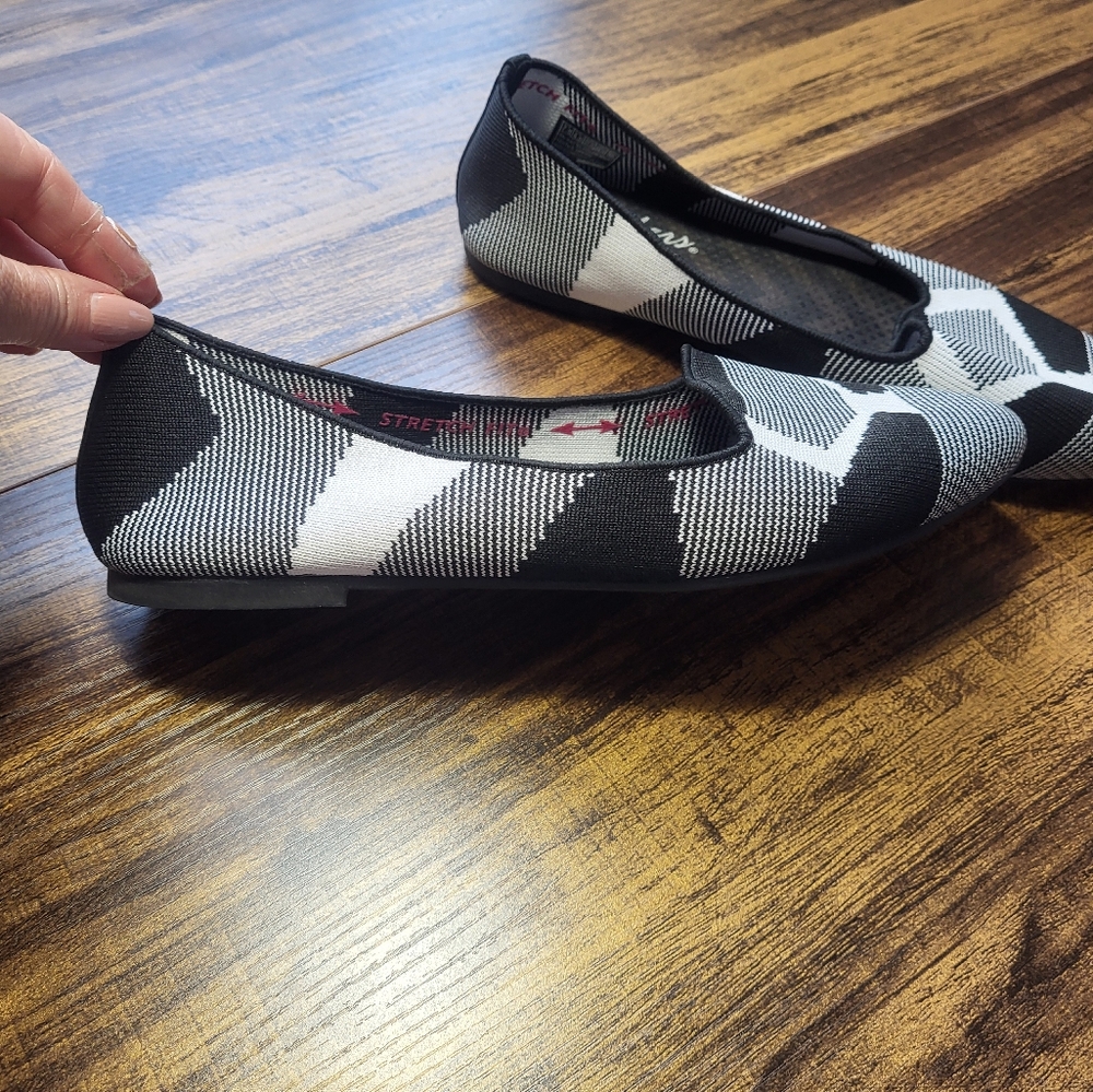 Sketchers Sz 7 Stylish Black and White Women's Flats